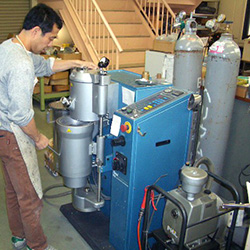 真空吸引加圧鋳造機2