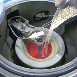 真空吸引加圧鋳造機3