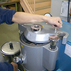 真空吸引加圧鋳造機4