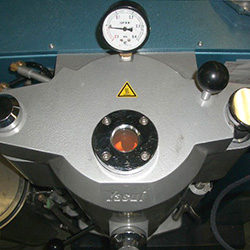 真空吸引加圧鋳造機7