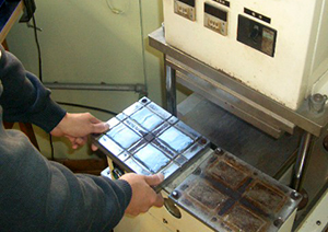 圧力をかけて140度で焼き固めます